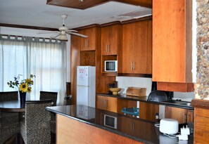 Casa familiar, 2 habitaciones, cocina, vista al mar | Caja de seguridad en la habitación, escritorio y ropa de cama