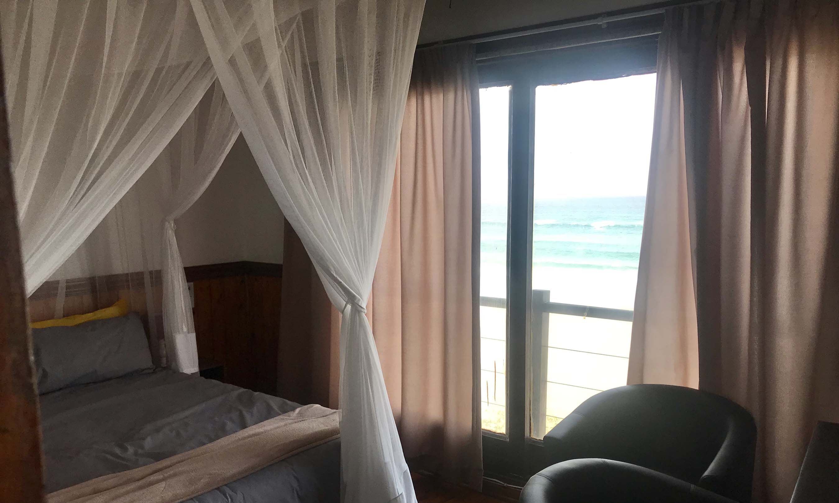 Perhetalo, 3 makuuhuonetta, tupakointi kielletty, rantanäköala | Tallelokero huoneessa, työpöytä, vuodevaatteet