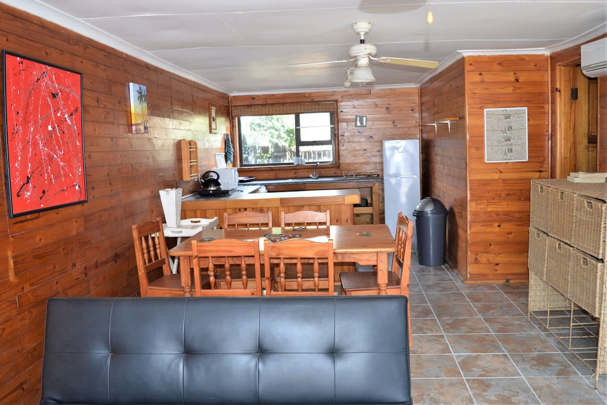 Caja de seguridad en la habitación, escritorio y ropa de cama
