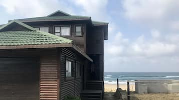 Family House, 4 Bedrooms, Non Smoking, Beach View | In-room safe, desk, bed sheets