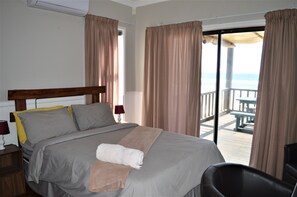 Family House, 4 Bedrooms, Non Smoking, Beach View | In-room safe, desk, bed sheets - Paraiso do Ouro Resort (Ponta d'Ouro)