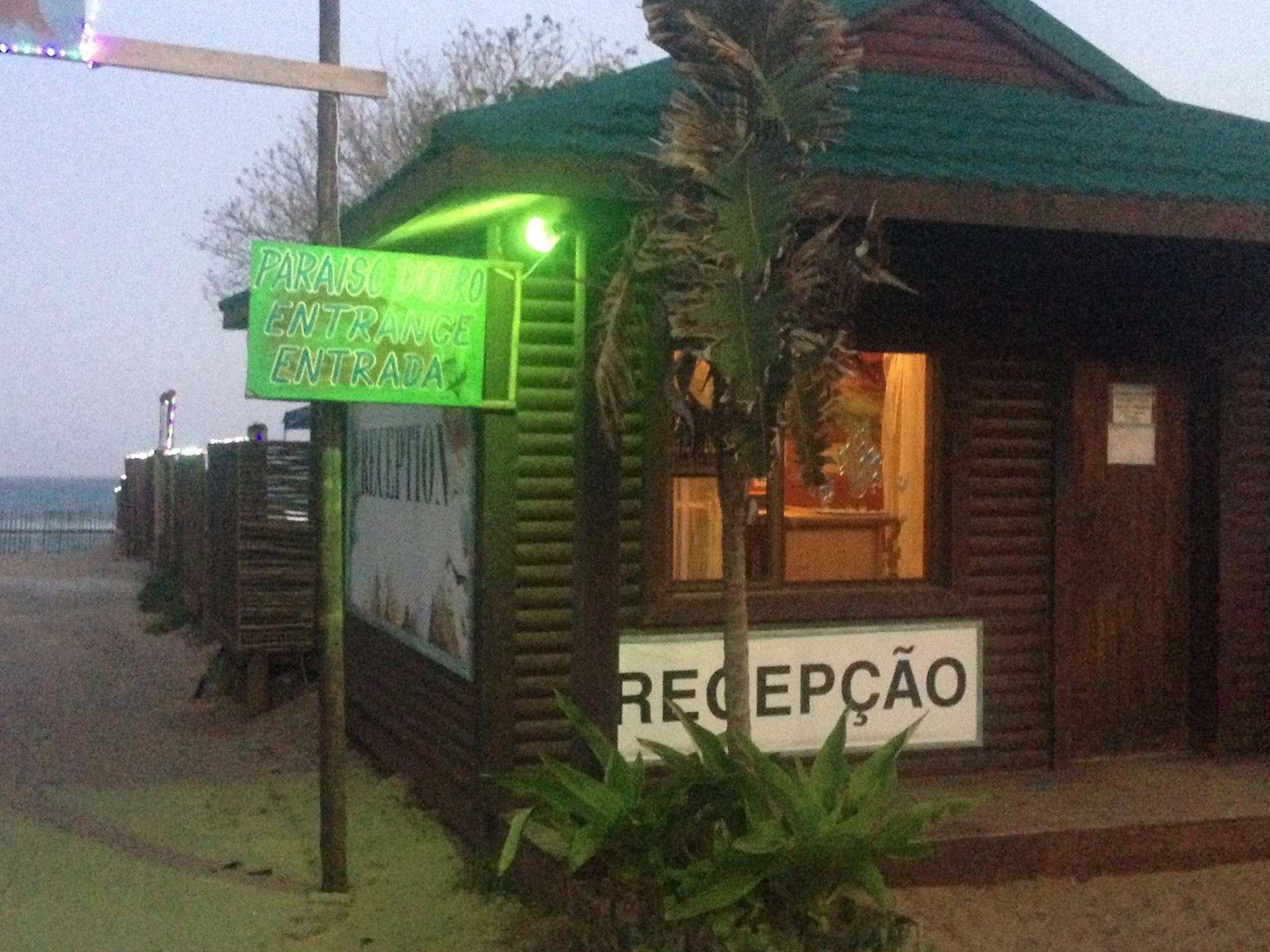 Een receptiegedeelte met een bord waarop 'PARAS DO RIO ENTRADA' staat en een receptiebalie.