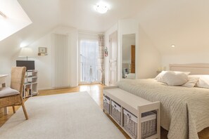 Habitación doble (Melneuf) | Decoración personalizada, muebles diferentes y escritorio