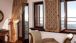 Superior Double Room | Living area | Flat-screen TV - Archontiko Koilia (Volos)