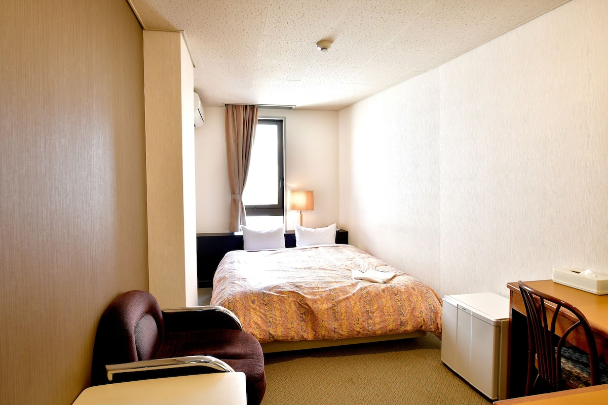 Edredón, cortinas blackout, wifi gratis y ropa de cama