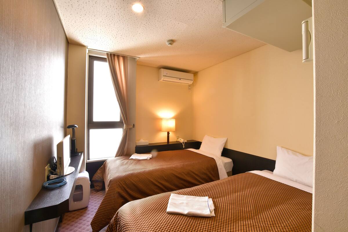 Edredón, cortinas blackout, wifi gratis y ropa de cama