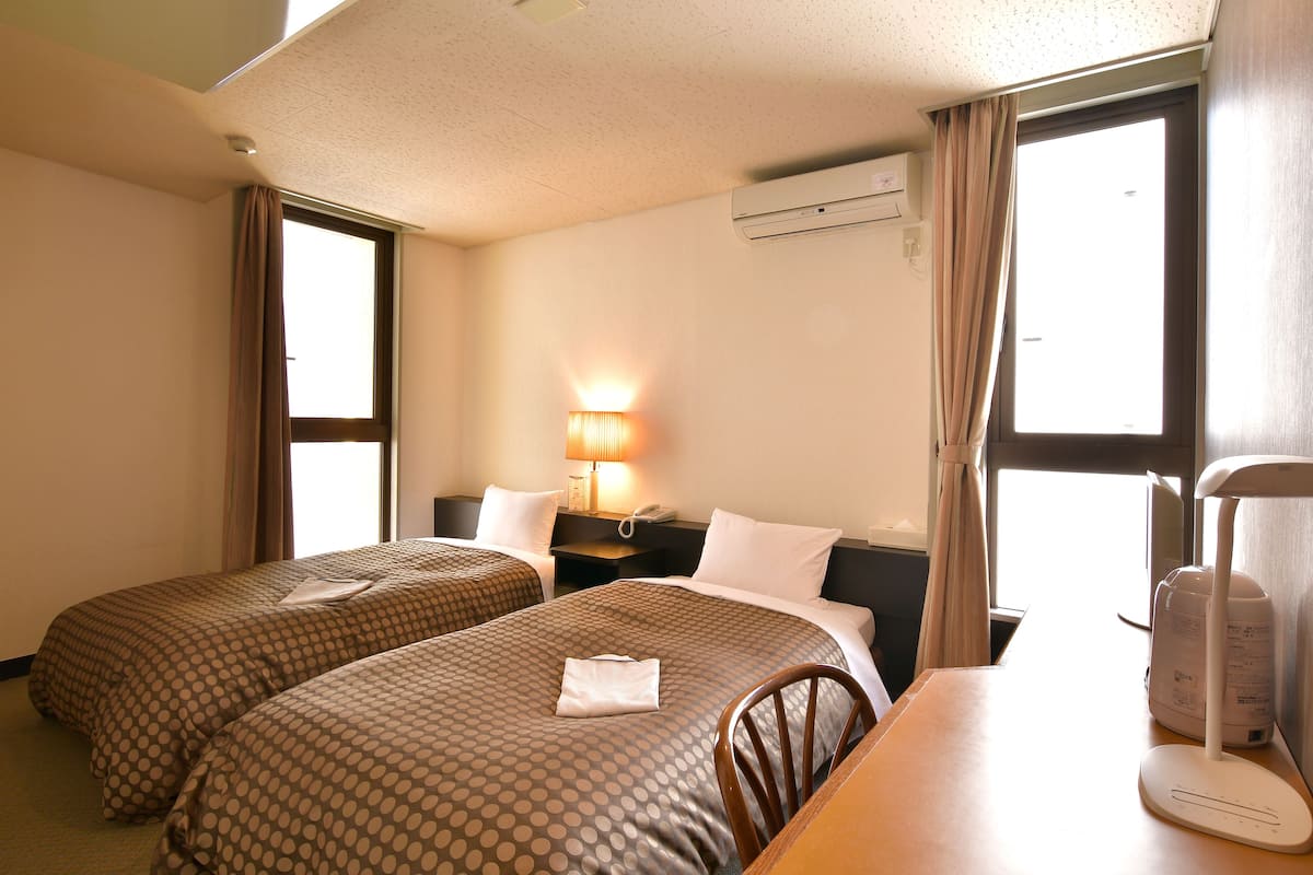 Edredón, cortinas blackout, wifi gratis y ropa de cama