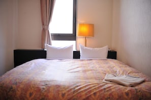 Edredón, cortinas blackout, wifi gratis y ropa de cama 