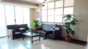Deluxe Twin Room | Living area