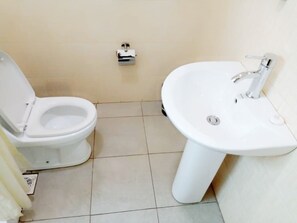 Een douche, een regendouche, gratis toiletartikelen, handdoeken