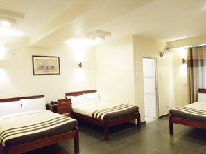 Deluxe driepersoonskamer | Individueel gemeubileerd, een bureau, gratis wifi