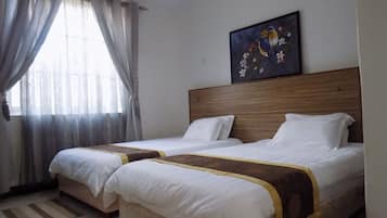 Escritorio, wifi gratis y ropa de cama