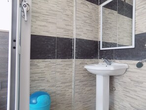 Bathroom sink - Remmings Hotel (Kampala)