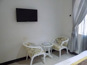 Habitación doble | Área de sala de estar | Televisión de pantalla plana 