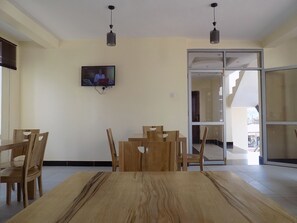 Breakfast, lunch and dinner served - Remmings Hotel (Kampala)