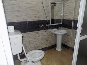 Een douche, gratis toiletartikelen, pantoffels, handdoeken