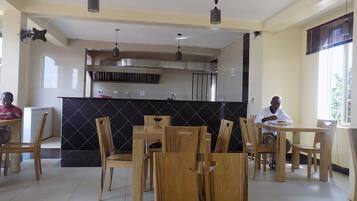 Se sirven desayunos, almuerzos y cenas; cocina local e internacional