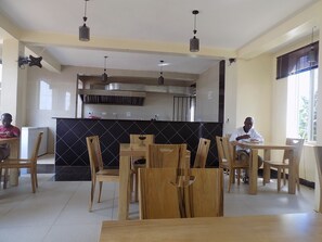 Breakfast, lunch, dinner served; local and international cuisine  - Remmings Hotel (Kampala)
