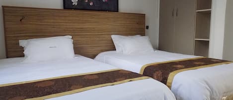 Chambre avec lits jumeaux | Bureau, Wi-Fi gratuit, draps fournis