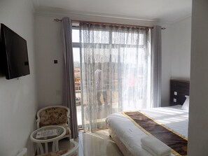 Double Room | Living area | Flat-screen TV - Remmings Hotel (Kampala)