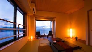 Un intérieur moderne avec une grande fenêtre, un balcon et une disposition traditionnelle japonaise avec des tatamis.