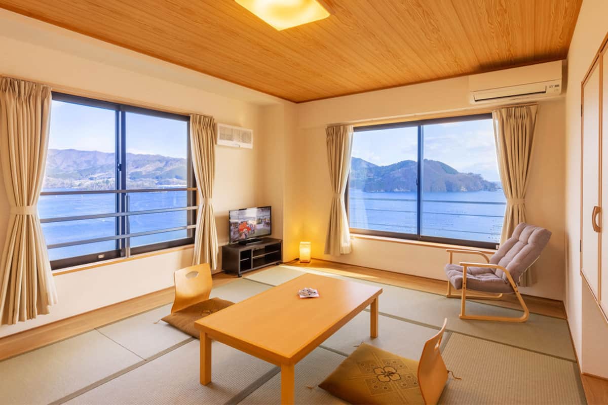 Traditionele kamer, niet-roken, uitzicht op oceaan (JP Style Corner Room, Private Toilet) | Een kluis op de kamer, een bureau, een strijkplank/strijkijzer