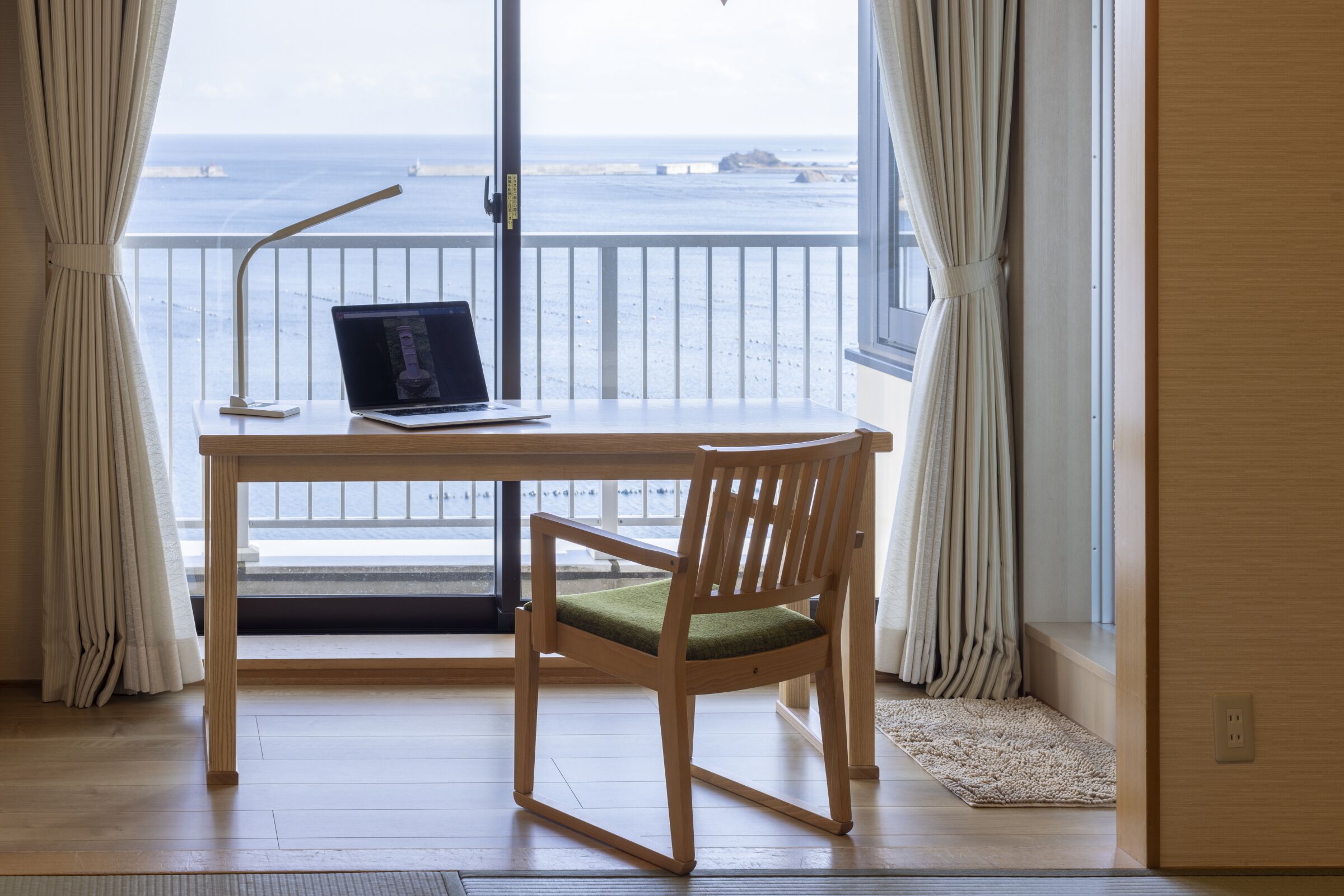 Coffres-forts dans les chambres, bureau, fer et planche à repasser
