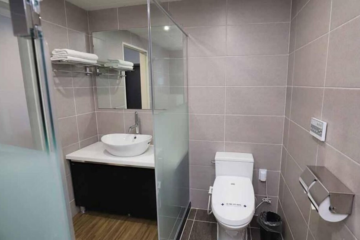 Bathroom | Free toiletries, hair dryer, bathrobes, towels