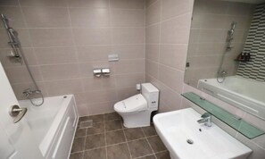 Articles de toilette gratuits, sèche-cheveux, peignoirs