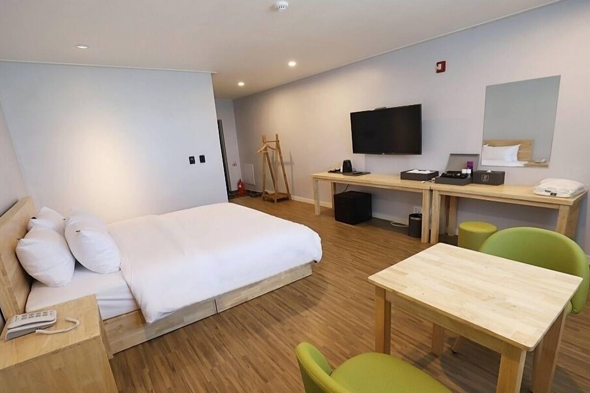 deluxe king room | individually decorated, individually furnished, free wifi