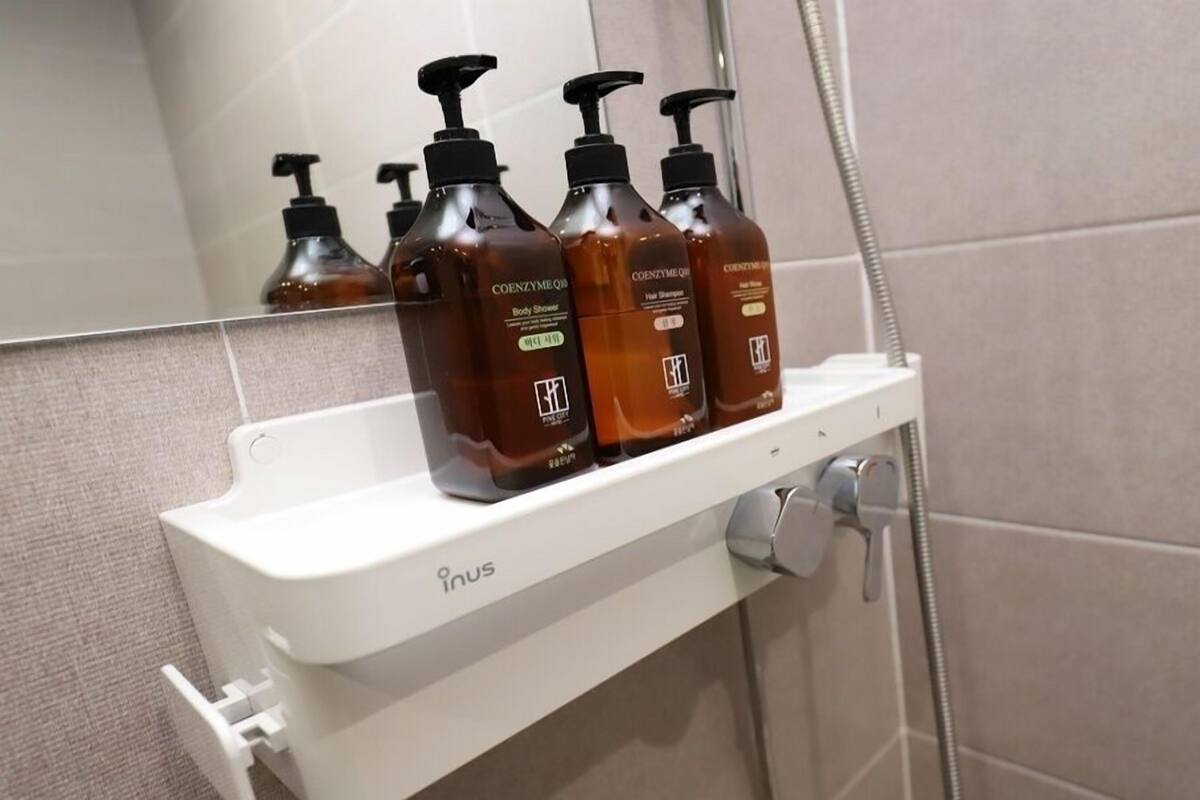 deluxe king room | bathroom | free toiletries, hair dryer, bathrobes, towels