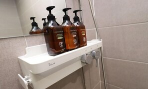 디럭스 킹룸 | 욕실 | 무료 세면용품, 헤어드라이어, 목욕가운, 타월