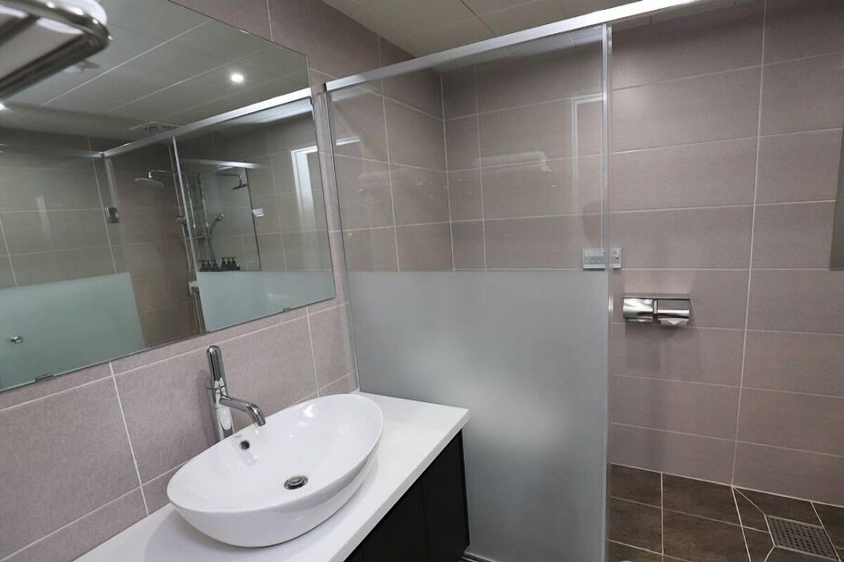 deluxe king room | bathroom | free toiletries, hair dryer, bathrobes, towels