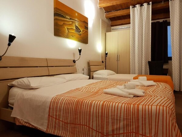 Desk, free WiFi, bed sheets - Terra del Sole B&B (Vittoria)