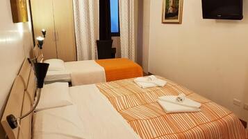 Escritorio, wifi gratis y ropa de cama