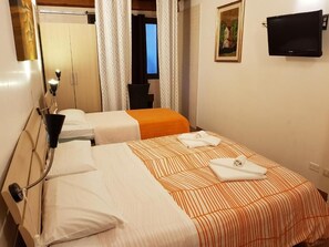 Skrivebord, wi-fi (inkludert) og sengetøy