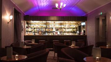 2 Bars/Lounges