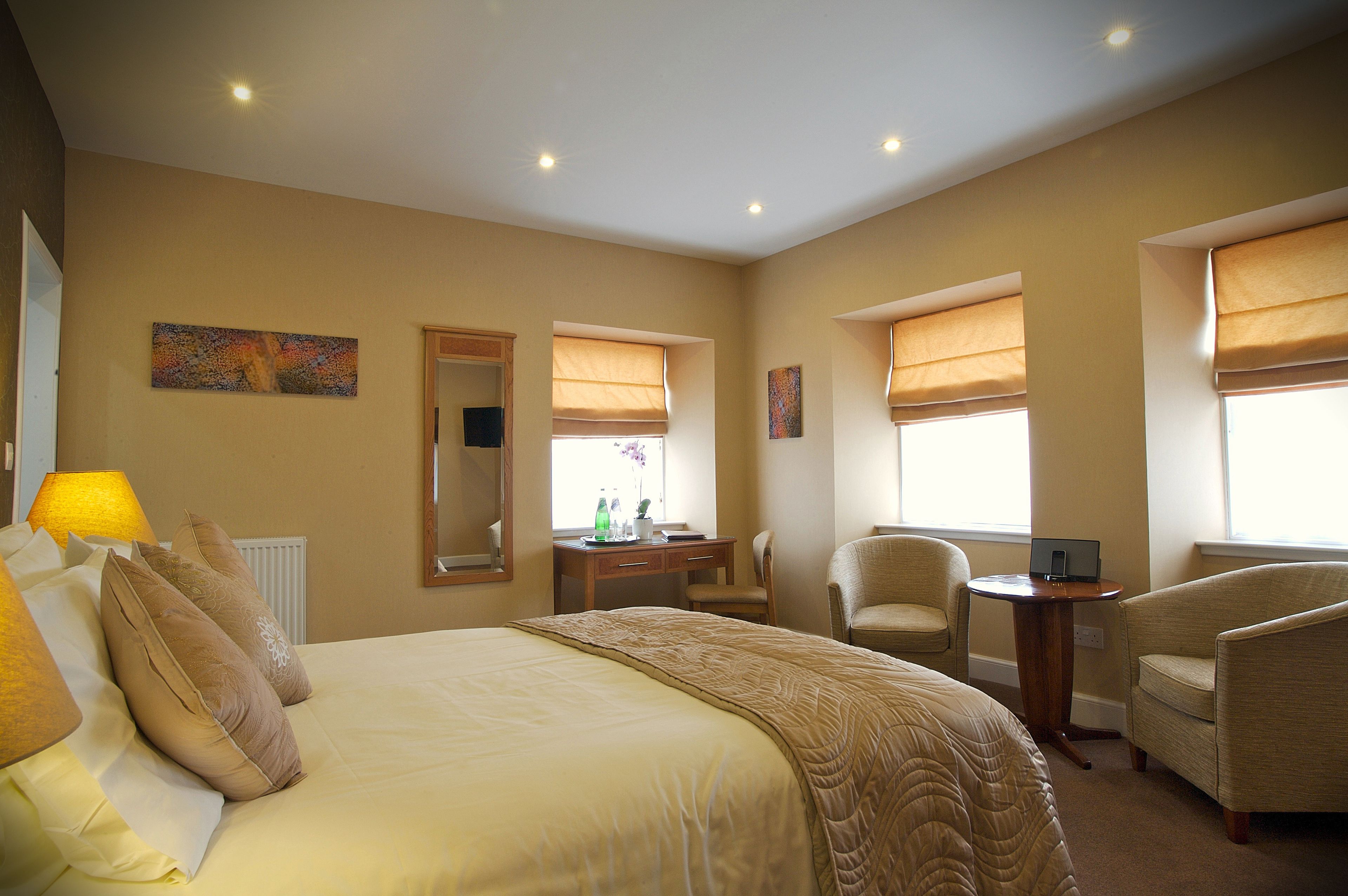 standard double room | in-room safe, individually decorated, individually furnished, desk