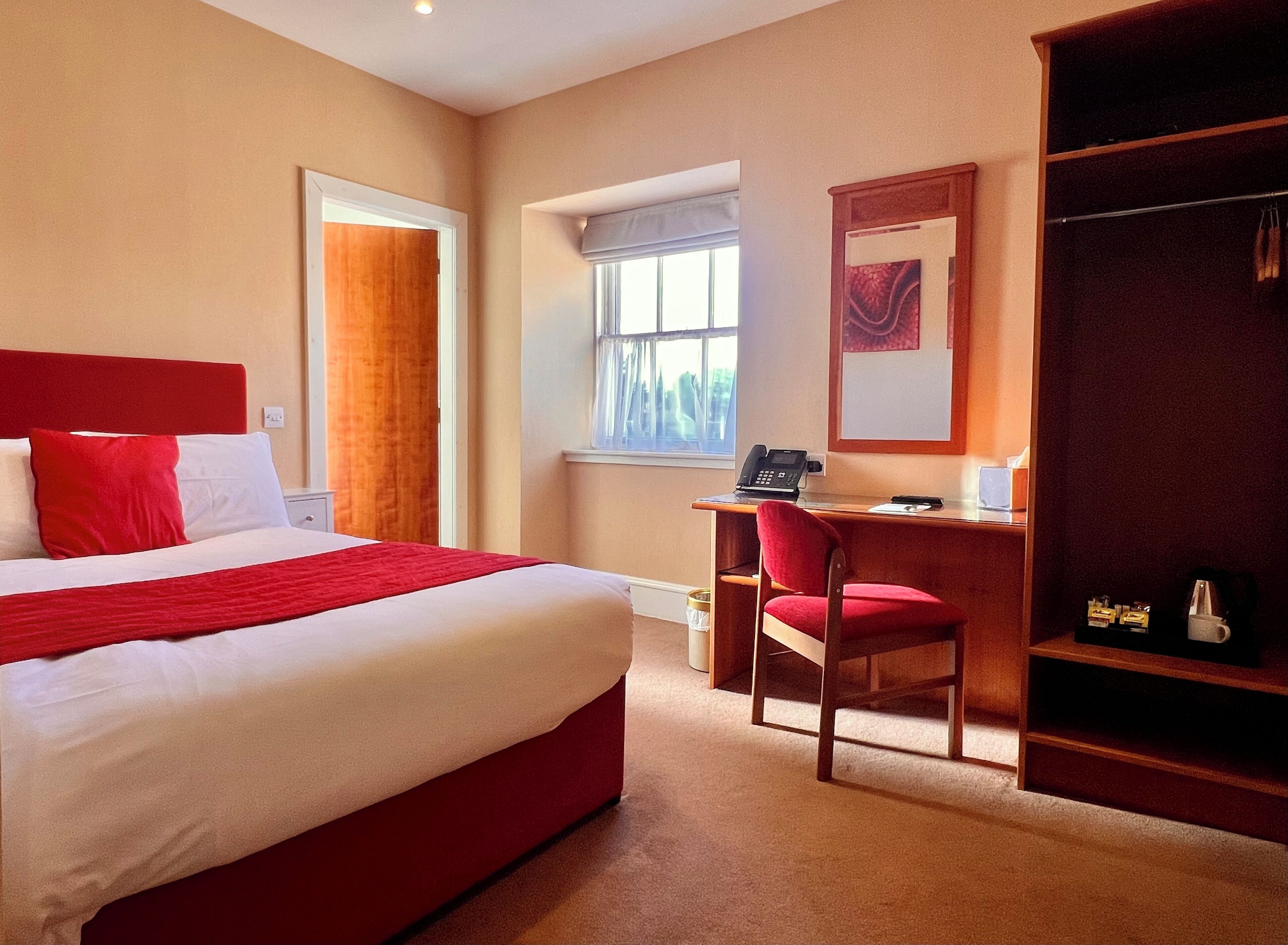 Yhden hengen huone | Tallelokero huoneessa, yksilöllisesti sisustettu