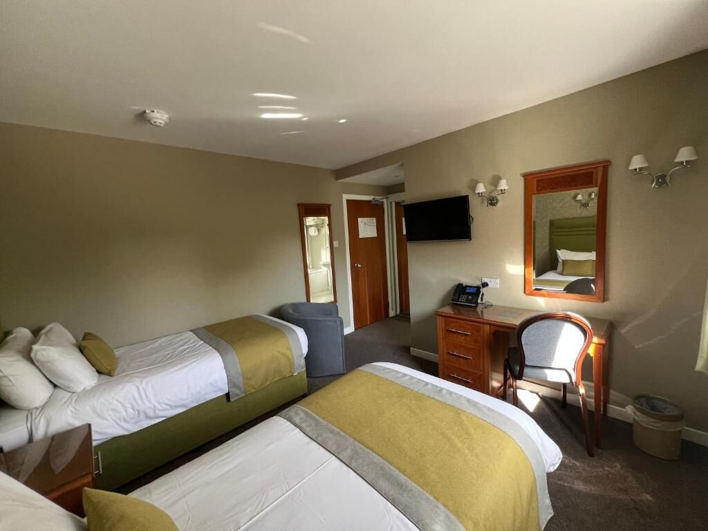 트윈룸 | 객실 내 금고, 각각 다른 스타일의 인테리어, 각각 다르게 가구 비치, 책상