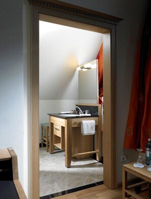 Douche, articles de toilette gratuits, sèche-cheveux