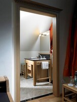 Shower, free toiletries, hair dryer, towels