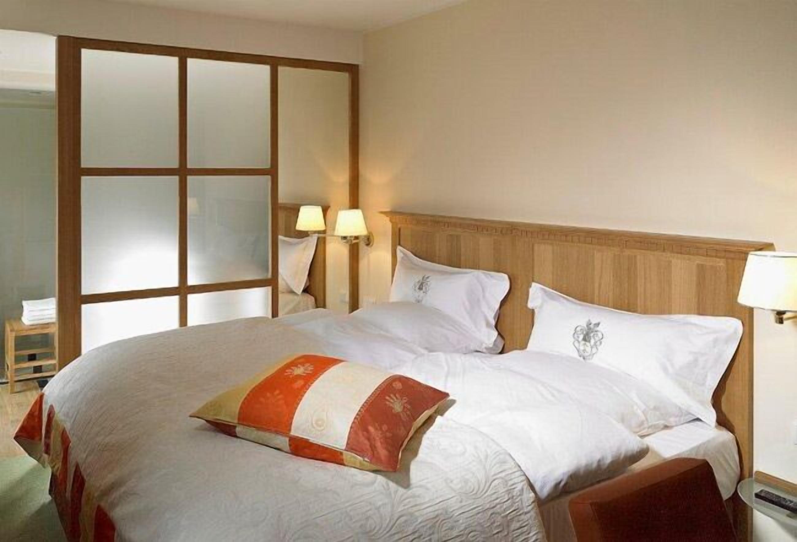 premium bedding, down duvets, in-room safe, individually decorated