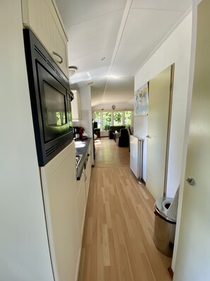 Chalet Deluxe, 2 habitaciones | Cocina privada | Refrigerador con congelador, microondas, horno y parrilla de estufa 