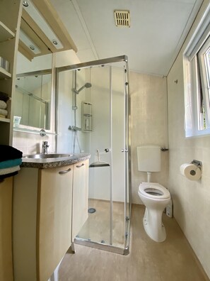 Deluxe Chalet, 2 Bedrooms | Bathroom
