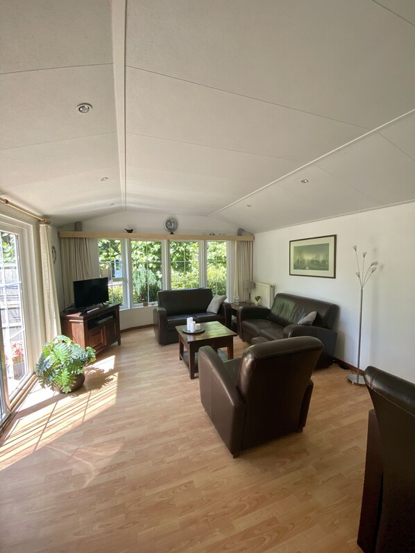 En 24-tommers Flatskjerm-TV med kabel-kanaler samt TV og DVD-spiller