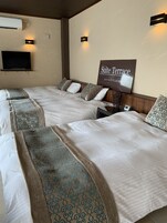 Cubrecamas, cortinas blackout, wifi gratis y ropa de cama 