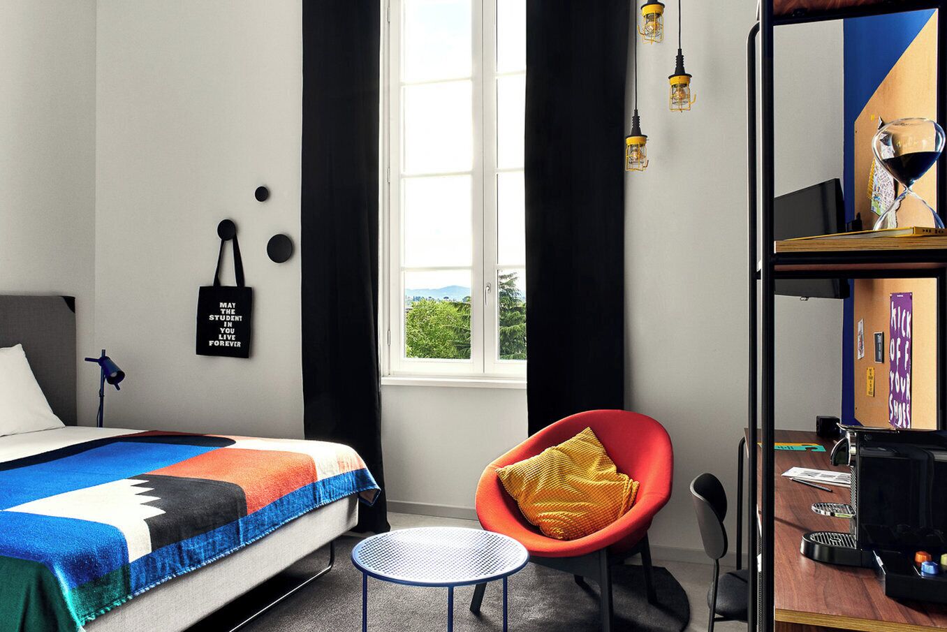 Roupas de cama premium, escrivaninha, quartos à prova de som