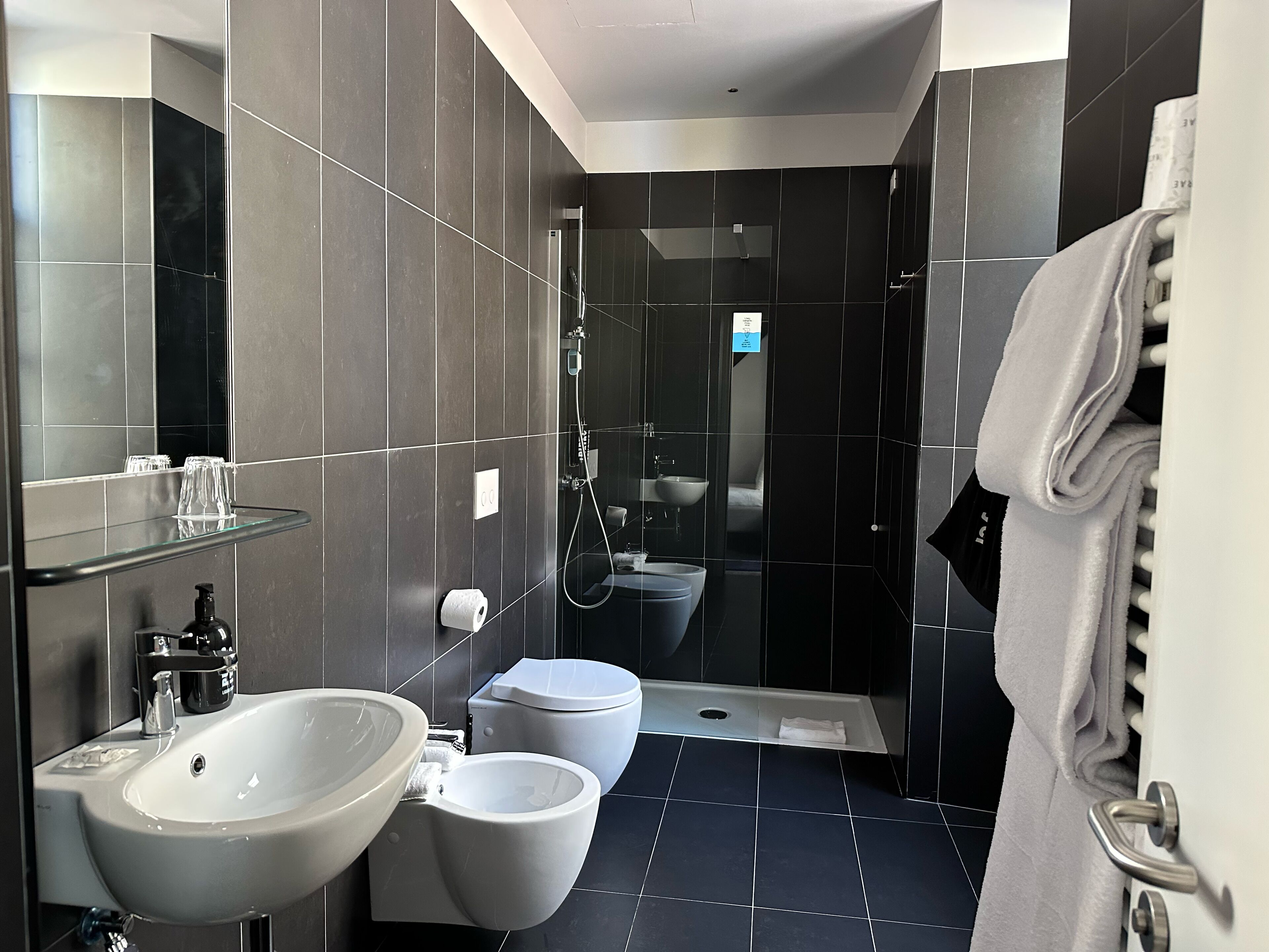 economy single room | bathroom | shower, free toiletries, hair dryer, bidet