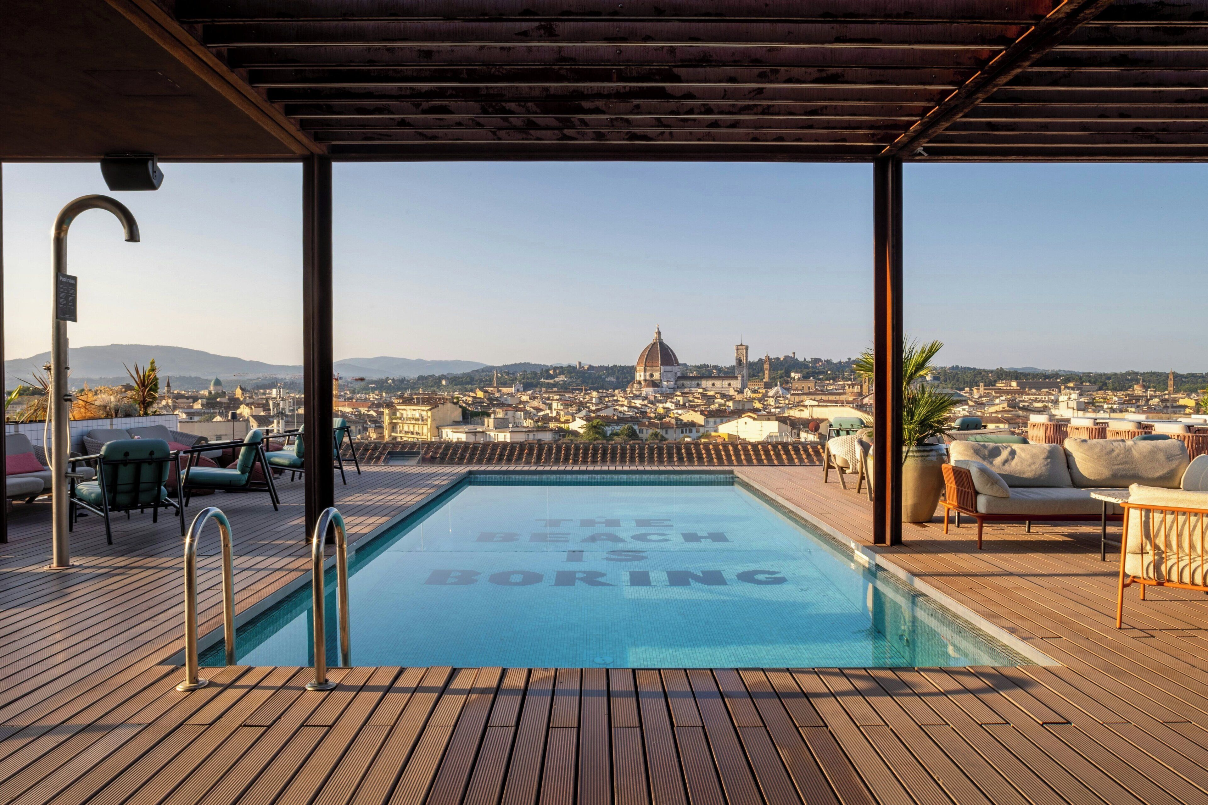 Una piscina al aire libre de temporada
